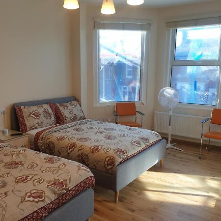 London Luxury Spacious 2 Bedroom Apartment 4 Mins From Ilford Stn. Free Parking Bagian luar foto