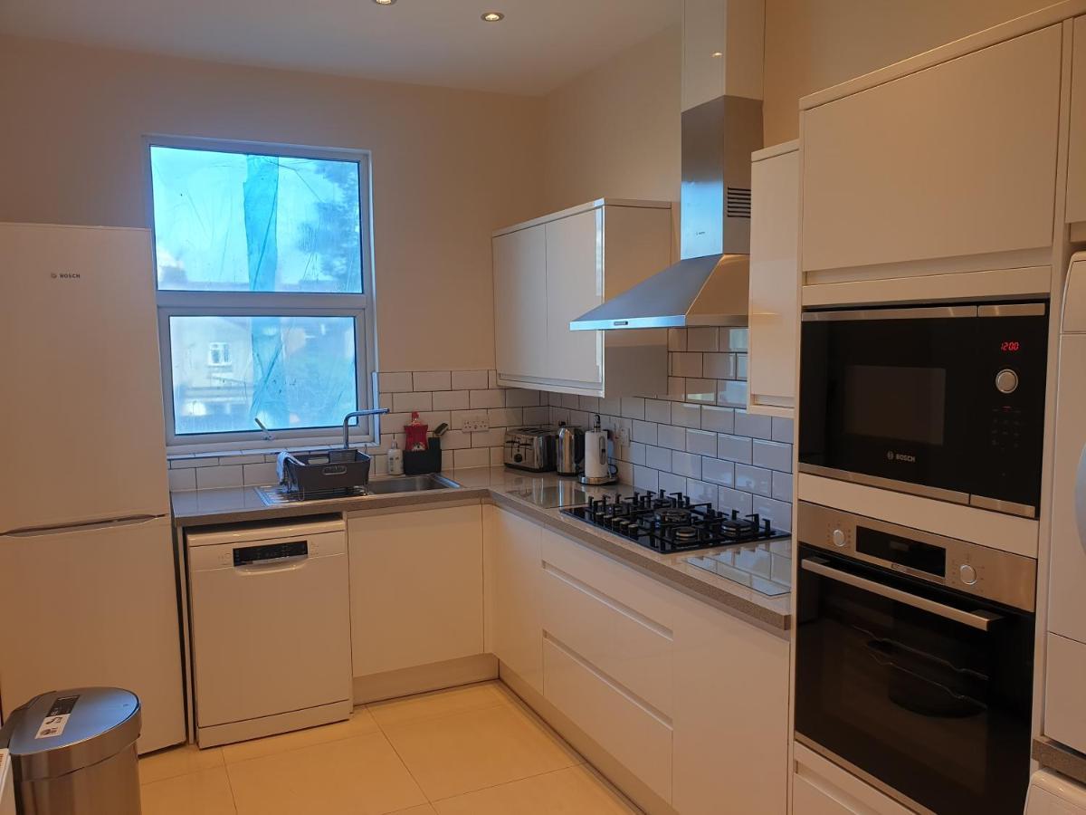 London Luxury Spacious 2 Bedroom Apartment 4 Mins From Ilford Stn. Free Parking Bagian luar foto