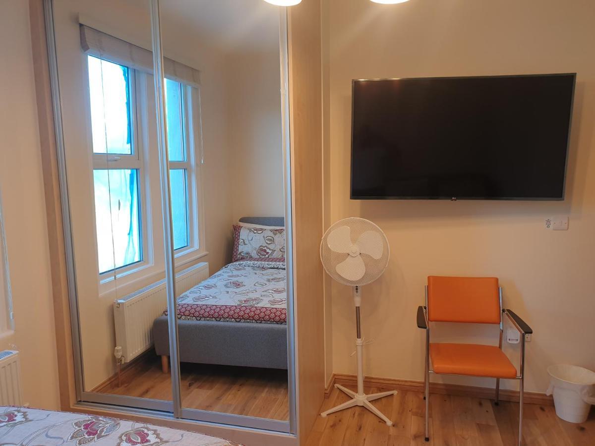 London Luxury Spacious 2 Bedroom Apartment 4 Mins From Ilford Stn. Free Parking Bagian luar foto