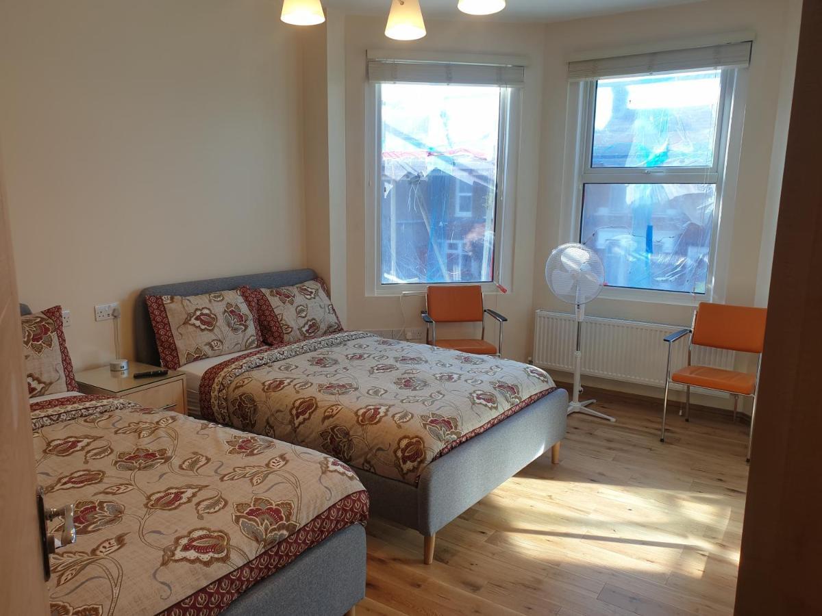 London Luxury Spacious 2 Bedroom Apartment 4 Mins From Ilford Stn. Free Parking Bagian luar foto