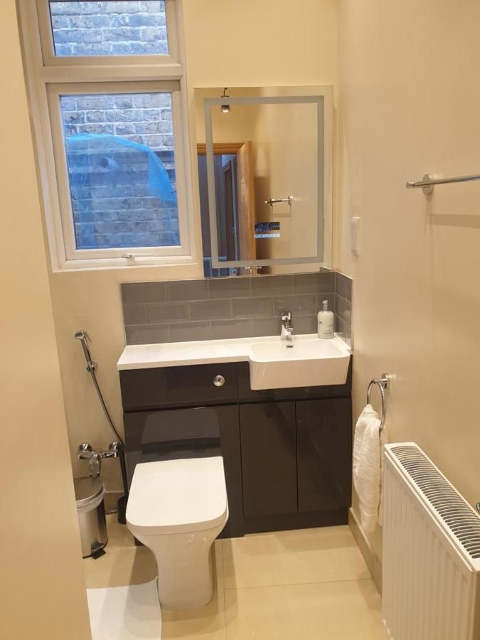 London Luxury Spacious 2 Bedroom Apartment 4 Mins From Ilford Stn. Free Parking Bagian luar foto