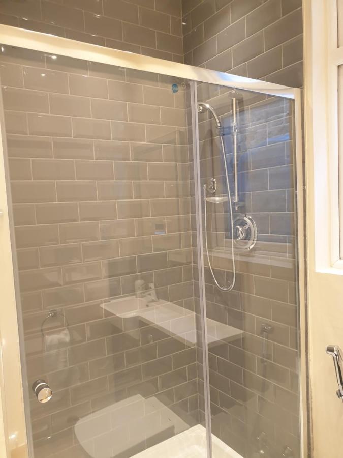 London Luxury Spacious 2 Bedroom Apartment 4 Mins From Ilford Stn. Free Parking Bagian luar foto